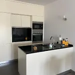 Deluxe In Old Town, 200m Walk To Beach, Pool Parking