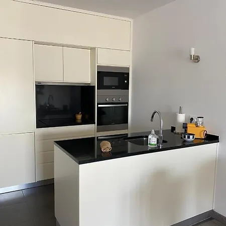 Deluxe In Old Town, 200m Walk To Beach, Pool Parking