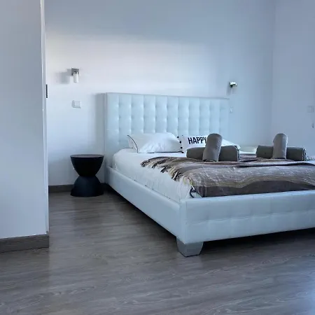 Deluxe In Old Town, 200m Walk To Beach, Pool Parking Daire Albufeira