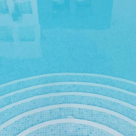 Deluxe In Old Town, 200m Walk To Beach, Pool Parking דירה